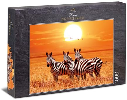 Ulmer Puzzleschmiede - Puzzle „Unter der Sonne Afrikas“ - Klassisches 1000 Teile Wildlife-Puzzle, Made in Germany – Kleine Zebra-Gruppe in der Abendsonne über der Savanne in Afrika