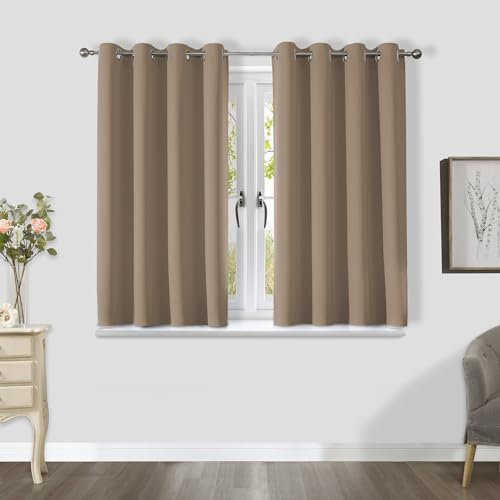CUCRAF Vorhang Blickdicht Thermovorhang Kälteschutz 2er Set H137 x B132 cm Verdunklungsvorhänge Khaki Gardinen mit Ösen, Weich und Langlebig Schallschutz Vorhang für Schlafzimmer Wohnzimmer