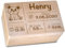 Geschenkfreude personalisierte Erinnerungsbox mit Namen - 30x20x14cm - Aufbewahrungsbox zur Geburt oder Taufe - Holzkiste mit Gravur - Erinnerungskiste personalisiert - Motiv Geburt