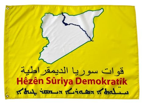 QSD Flagge/SDF Flagge 70x100 cm – Hêzên Sûriya Demokratîk/قوات سوريا الديمقراطية – Mazlum Kobane (Mazloum Abdi) – Syrian Democratic Forces - Kurdische Widerstandsflagge – YPG YPJ - Syrien