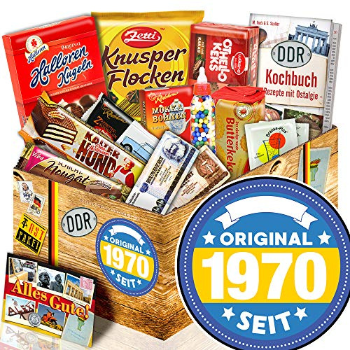 Original Seit 1970 - Ostpaket mit Süßigkeiten - DDR Geschenkset Mann | 13-teilige DDR Süßwaren Box mit Kochbuch, Halloren-Kugeln & Knusperflocken. Nostalgie Geschenkbox zum 50. Geburtstag