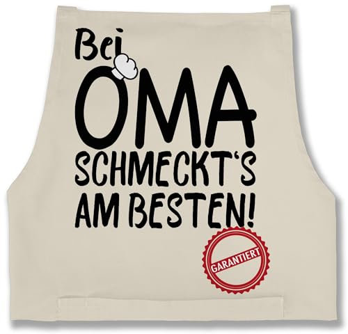 Shirtracer Schürze - Erwachsene - Bei Oma schmeckts am besten - 85x69 - Natur Weiß - geschenk kochen kochschürze damen für weimachtsgeschenke schmeckt bäckerschürzen beste omas mit spruch