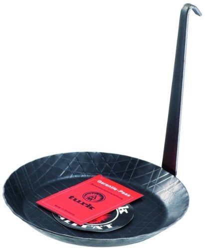 APS 73720 Schmiedeeiserne Servierpfanne, Ø oben 20cm, Ø unten 14cm, Höhe 3cm, 0,87 kg, mit geschmiedetem vertikalem Hakenstiel, angeschweißt, hervorragende Brateigenschaft