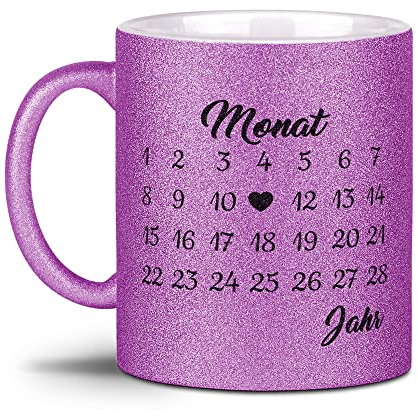 Glitzer-Tasse mit Kalender selbst gestalten - Jahrestag anpassbar, mit Namen & Text bedrucken - Geschenk Valentinstag, Jahrestag, Freundin, Paar, Liebe - Lila, 300 ml