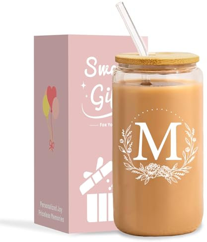 NOOMII A-Z Initial Personalised Gifts for Women- Birthday Gifts for Women 16oz Iced Coffee Glass Cups with Bamboo Lids and Straws- Ideal Iced Coffee Gift Set for Friend Mum Wife Colleagues (M)