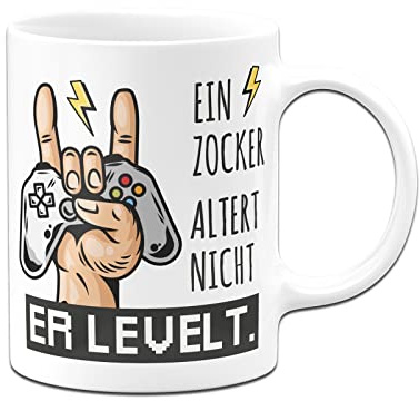 Tassenbrennerei Tasse mit Spruch - Ein Zocker altert nicht er levelt - Kaffeetasse als Geschenk für Gamer zum Geburtstag - Gaming Gadgets (Weiß)