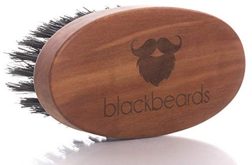 blackbeards Bartbürste ● Mit Wildschweinborsten ● Großer Griff aus geöltem Birnbaumholz ● Bartpflege vom 3-Tage-Bart bis Vollbart ● Für einen weichen, gepflegten Bart ● In Deutschland hergestellt