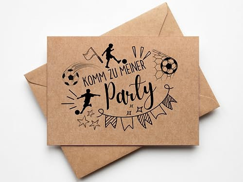 Paperlane by Essi 10 Fußball Einladungskarten - Kraftpapier Kicker Einladung für Fußball Kindergeburtstag - inkl. Umschläge