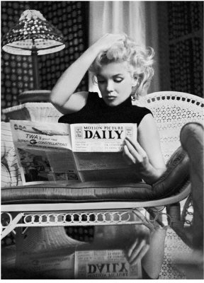 Marilyn Monroe Reading Motion Picture Daily, New York, c.1955 Oben Poster Poster Print vON Ed Feingersh, 24x32