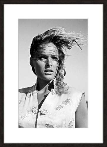 artissimo, schwarz weiß Poster mit Passepartout und Rahmen 51x71cm, PE6585-SC, Stars: Ursula Andress, Bild, Wandbild, Bild, Hollywood Legenden, Berühmte Filmstars, Schwarz weiß Foto gerahmt
