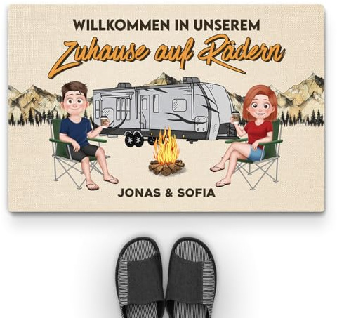 Geschenke Mall Personalisierte Fußmatte - Willkommen In Unserem Zuhause Auf Rädern - Fußmatte Camping Personalisiert, Deko Wohnwagen, Teppich Wohnwagen Innen, Zelt Zubehör, Camper Deko (Modell #1)