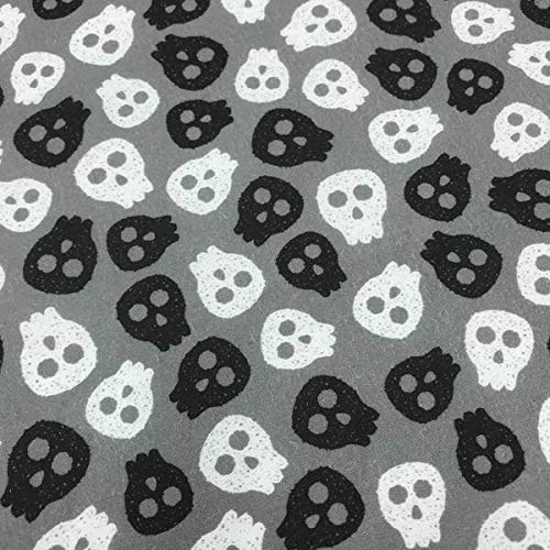 Kt KILOtela - Patchwork Stoff Meterware - Digitaldruck - 100 % Baumwolle - 140 cm Breite - Länge wählbar 50 in 50 cm | Lustige Schädel - Weiß, Schwarz, Grau