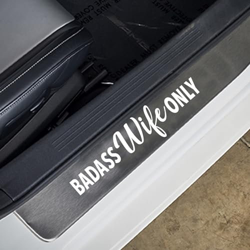 GRITKULTURE Badass Wife Only Aufkleber, lustiger Wifey Meme, Vinyl, wasserdicht, abnehmbar, perfekte Dekoration für Stoßstangenaufkleber, Autos, Lieferwagen, Fenster, LKWs und Laptop (weiß)