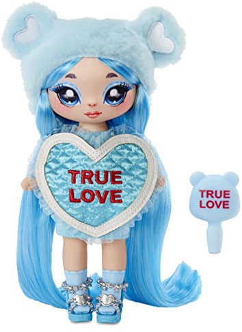 Na Na Na Surprise Sweetest Heart Serie - Lily Sarang - Blaue weiche Plüschpuppe mit hellblauen Haaren, herzförmigem Kleid, & Bürste - Zum Sammeln - Tolles Geschenk für Kinder ab 5 Jahren