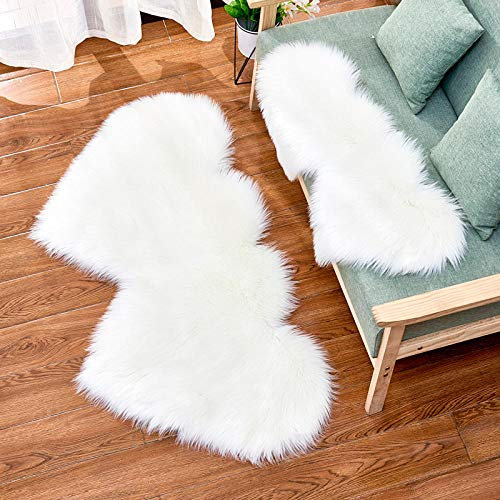 WIONE Faux Lammfell Schaffell Teppich, Kunstfell Dekofell Lammfellimitat Teppich Longhair Fell Nachahmung Wolle Bettvorleger Sofa Matte Weißes doppeltes Herz 35 * 70cm