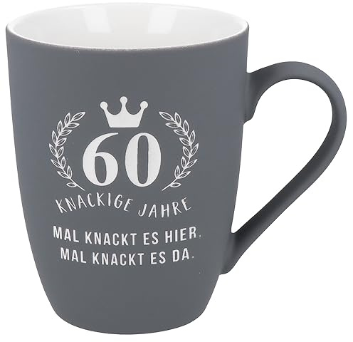 Spruchreif | Soft-Touch Tasse Grau 60 knackige Jahre – Beidseitig gravierte Tasse mit Geburtstagsspruch | Lustiges Geschenk zum 60. Geburtstag für Männer & Frauen