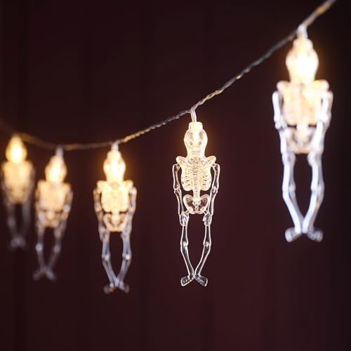 Lights4fun Halloween Skelett Lichterkette – batteriebetrieben, mit 10 durchsichtigen Skeletten, warmweißen LEDs & Timer – Gruselige Deko für Partys, Fenster & Bücherregale – 1,8 m lang