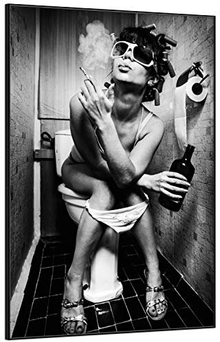 Wallario Wandbild - Kloparty - Sexy Frau auf Toilette mit Zigarette und Schnaps in Premiumqualität, Poster mit schwarzem Rahmen, Größe: 61 x 91,5 cm