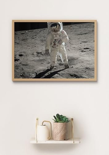 Esque - Poster In Holzrahmen - Mondlandung - Astronaut auf dem Mond - Buzz Aldrin & Neil Armstrong - Large 50x70