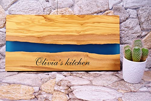 Personalisiertes Küchenbrett aus Olivenholz mit Epoxidharz und Laser Gravur- für Geburtstag, Einweihungsparty, Vatertag. Holzbrett, Servierbrett, Frühstücksbrett, Käsebrett von Algis Crafts