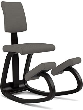 Variable Plus - Ikonischer Kniestuhl mit gepolsterter Rückenlehne - Schwarz Holz / 100 % recyceltes Polyester, grauer Qualitätsstoff