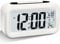 Larkumio Reveil Numerique Réveil Matin Lumineux LED Reveille Digital a Piles Silencieux Aalarm Clock de Voyage avec Gros Chiffres pour Enfant Fille Garcon Ado Adultes, Réveils avec Date Snooze, Blanc