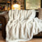 BATTILO HOME Luxuriöse weiße Kunstfell-Überwurfdecke, dick, warm, für Couch, Bett, flauschige Decke, Fuchspelz-Überwurf, weiß mit schwarzer Spitze, Minky-Decke, 129,5 x 170,2 cm