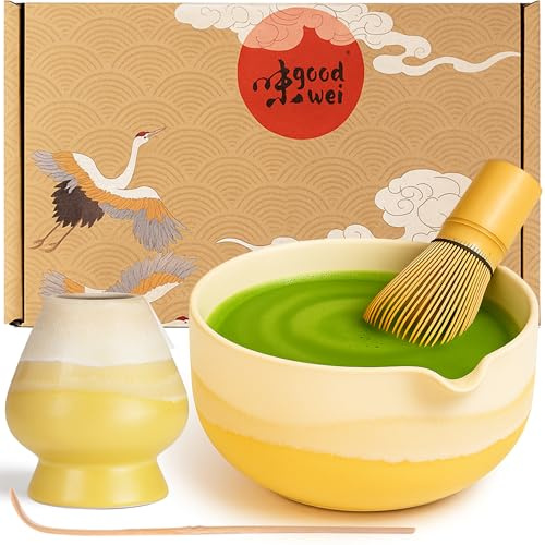 Goodwei Matcha Latte Set aus Keramik – Matchaschale mit Ausgießer, Matchabesen, Besenhalter & Bambuslöffel – Japanisches Tee Set für cremigen Matcha Latte & traditionellen Teegenuss (Fuji Yellow)