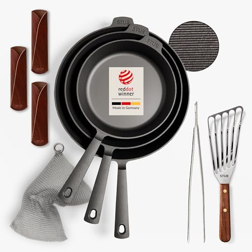 STUR® - ORIGINAL Pro-Set Gusseisenpfanne Induktion 20/24/28cm inkl. 3x Echtleder Griffschutz, Pfannenwender, Inox Ringreiniger & Kochpinzette - Cast Iron Pan Set alle Herdarten mit PREMIUM-SET Zubehör
