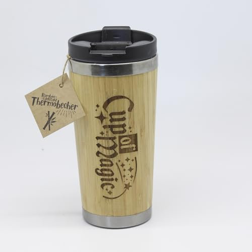 power gift - Bambus Thermobecher mit Text Gravur: CUP OF MAGIC. Optimal für täglichen Bedarf und lange Ausflüge. Geschenk für jedermann und für alle Angelegenheiten.