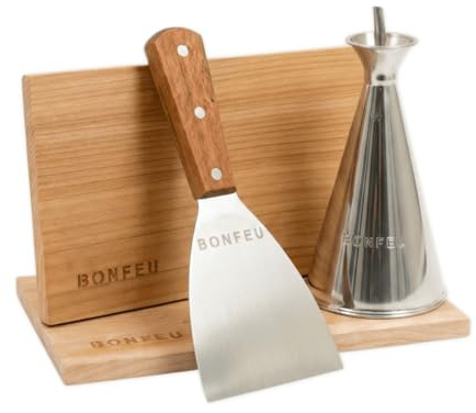 BonFeu Set de Cuisine pour Barbecue et Plancha – Accessoires en Acier Inoxydable : Spatule Robuste, Burette à Huile et 2 Planches de Fumage en Bois de Cèdre – Kit Complet pour Cuisine d'Extérieur