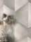 NEWROOM Tapete Grau Vliestapete 3D-Optik - Mustertapete Modern Hellgrau Creme Raute Linien Streifentapete Grafisch Grafik Metallic inkl. Tapezier-Ratgeber