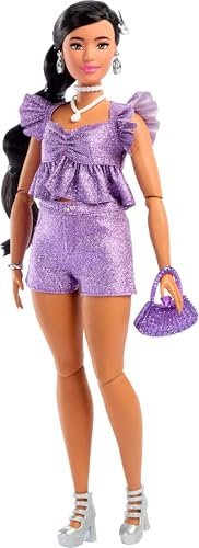 Barbie - Deluxe Style n. 8, bambola con top viola metallizzato e shorts scintillanti, capelli neri con treccia e accessori come gioielli e borsa inclusi, giocattolo per bambini, 4+ anni, JFP43