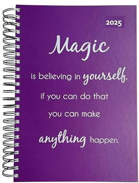2025 Dicker Kalender – Magic is believing in yourself ... (Brombeere) – Spiralbindung – pro Tag eine volle DIN A4 Seite Platz – Tageskalender | Bürokalender | Terminkalender | TageBuch-Kalender