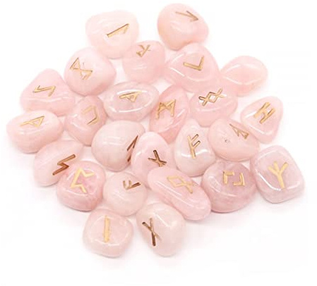 THIRD EYE CRYSTALS Pierres runiques Runes gravées Alphabet Cristaux de quartz rose Pierres précieuses de chakra naturel Ensemble de pierres roulées Reiki Coffret cadeau avec symboles runiques gravés