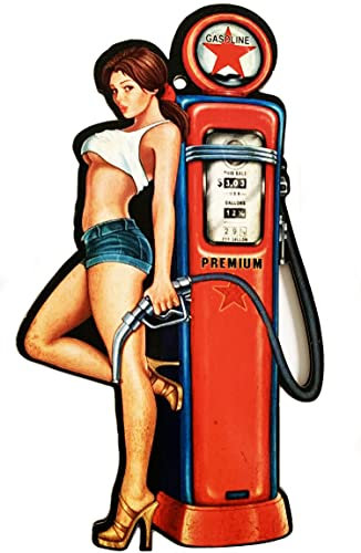 KUSTOM ART Tableau moulé style vintage Pin-Up Girl en station de remplissage pompe à essence Stmpa sur fibre de bois HDF 29 x 16 cm.