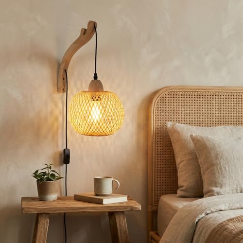 Alpinaluz Aplique de Pared E27 con Enchufe, Madera y Pantalla de Bambú | Soporte de madera 20 x 23 cm, pantalla Ø20 cm de bambú, cable con interruptor, rústico para salón o dormitorio