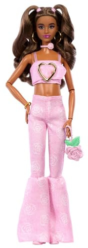 Barbie Deluxe Style Bambola #12 con top corto rosa in denim | con jeans svasati rosa coordinati, capelli castani mossi, accessori come borsa a forma di rosa e gioielli, JJN72