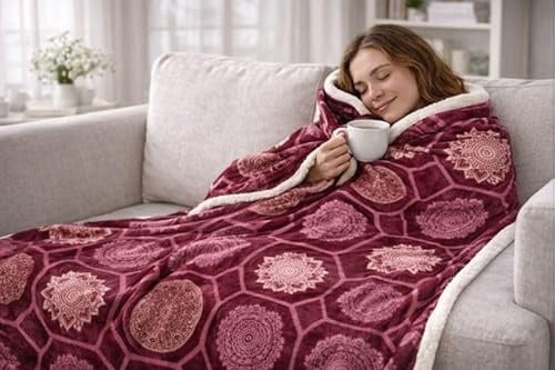 KAMACA XL Wohndecke 150 x 200 cm – Kuscheldecke mit Ornament-Muster – Doppelseitige Flanell- & Sherpa-Qualität (400 GSM Bonded) – Ultra Soft, Atmungsaktiv & Allergikerfreundlich – Bordeaux