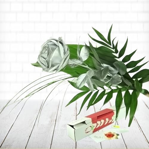 Silbere Rose mit Schnittgrün und Gräsern - Inklusive Vase und Grußkarte