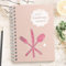 Kipitan DIY Rezeptbuch zum selberschreiben: Meine Lieblingsrezepte – Modernes DIN A5 Kochbuch zum selbstgestalten mit Inhaltsverzeichnis, Register und Schutzfolie (d) Rosa/Pink