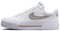Nike Damen Court Legacy Lift x United Sneaker Farbe: Weiß (100); Größe: EUR 42.5 | US 10.5 | UK 8