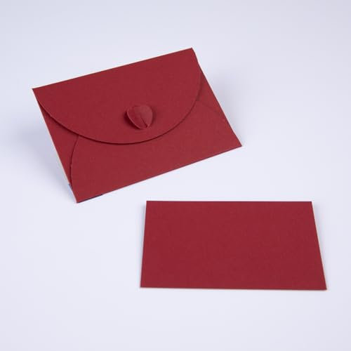 PresentFill® 50 Mini Briefumschläge mit Karten – Bordeaux Rot – Kleine Umschläge Mini mit Herz Verschluss und Blanko Karten aus 100% Recycling Kraftpapier zum Selbst gestalten und beschriften