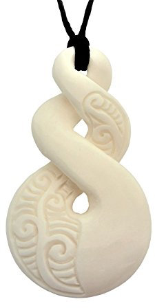 Giwi Style: Handgeschnitztes Knochen dreifach gedreht Twist Pendant Kettenanhänger aus New Zealand für Erwachsene, unisex, Schmuck
