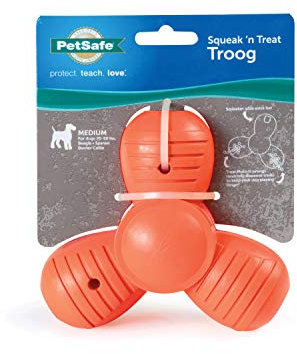 PetSafe Squeak ‘n Treat Troog Hundekauspielzeug, Snackspender mit Quietschgeräuschen und drei Kammern, Größe M, Orange