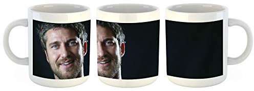Unified Distribution Gerard Butler - Tasse mit Motiv Bedruckt, 300ml C-Henkel. Tolles Geschenk für Büro, Küche, Geburtstag, Ihre Neue Lieblingstasse zum Frühstück
