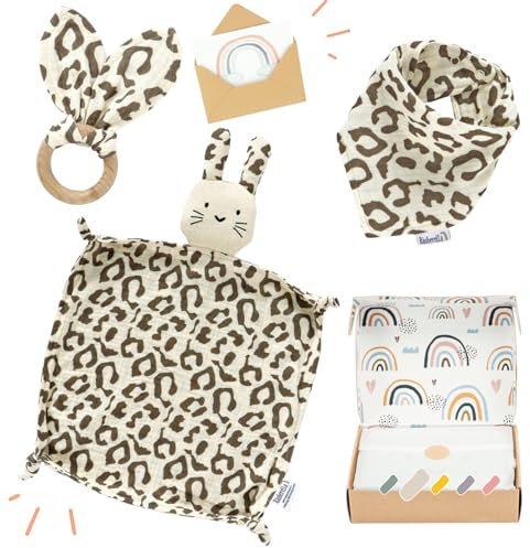 Räuberella® Baby-Geschenk-Set mit Leomuster I 4-teiliges Neugeborenen-Geschenkset mit Geschenkkarte, Musselin-Schmusetuch, Beißring & Lätzchen I Geschenk zur Geburt aus hochwertiger Bio-Baumwolle