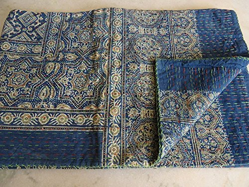 Sophia Art Kantha-Steppdecke, Queen-Size, Handblockdruck, 228 x 274 cm, Ajrakh Kantha Tagesdecke, Pflanzenfarbe, Kantha-Decke, Indigo-Druck, Ajrakh Kantha Quilt