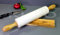 KLEO - Mattarello in pietra di marmo bianco naturale, con manici in legno e culla, 45,7 cm