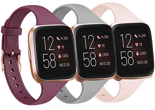 Tobfit Pack 3 Slim Bands Kompatibel mit Fitbit Versa 2 Band/Fitbit Versa/Fitbit Versa Lite/SE, Silikon Ersatz Smartwatch Armband für Damen Herren Klein Weinrot/Grau/Rosa Sand